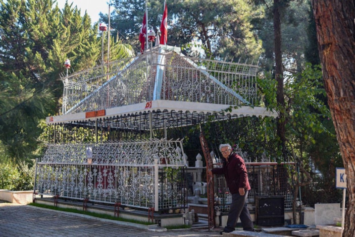 Eşine 'türbe' gibi mezar yapıp, aydınlatma direğinden çektiği elektrikle aydınlattı -8