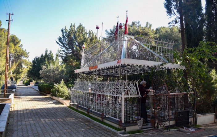 Eşine 'türbe' gibi mezar yapıp, aydınlatma direğinden çektiği elektrikle aydınlattı -10