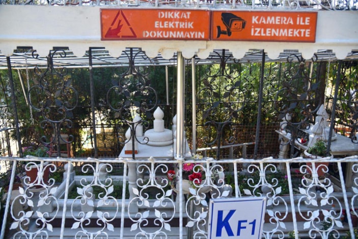 Eşine 'türbe' gibi mezar yapıp, aydınlatma direğinden çektiği elektrikle aydınlattı -3