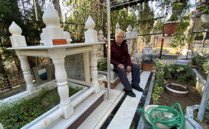 Eşine 'türbe' gibi mezar yapıp, aydınlatma direğinden çektiği elektrikle aydınlattı -4