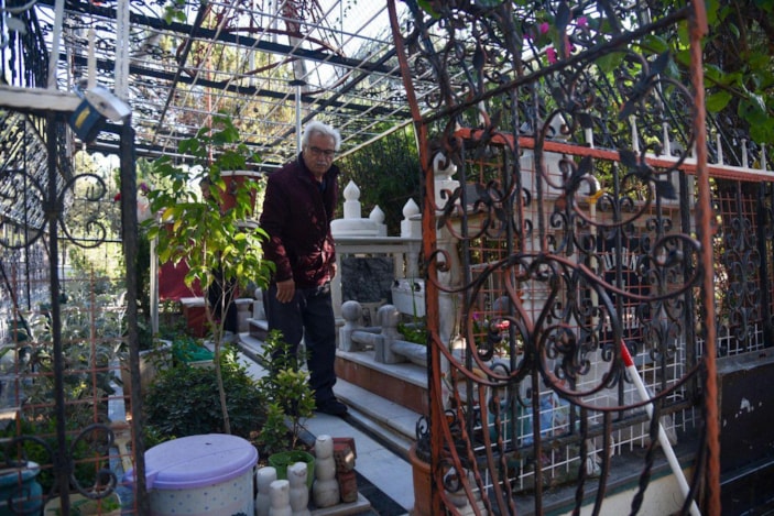 Eşine 'türbe' gibi mezar yapıp, aydınlatma direğinden çektiği elektrikle aydınlattı -9