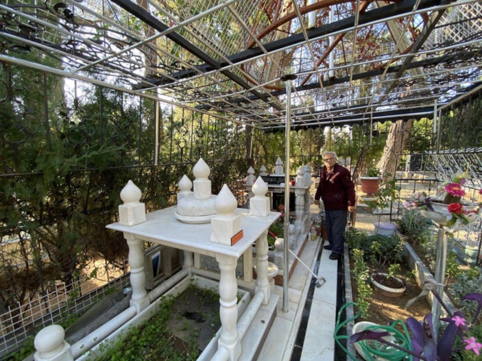 Eşine 'türbe' gibi mezar yapıp, aydınlatma direğinden çektiği elektrikle aydınlattı -7