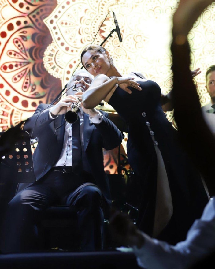 Hülya Avşar, kasık dekolteli elbise giydi