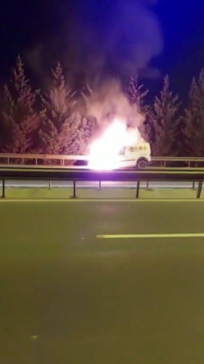 Kocaeli'de hafif ticari araç alev topuna döndü