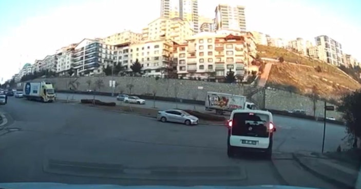 Ankara'da hafif ticari araç, cipe çarptı