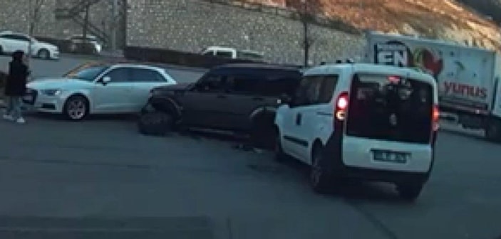 Ankara'da hafif ticari araç, cipe çarptı