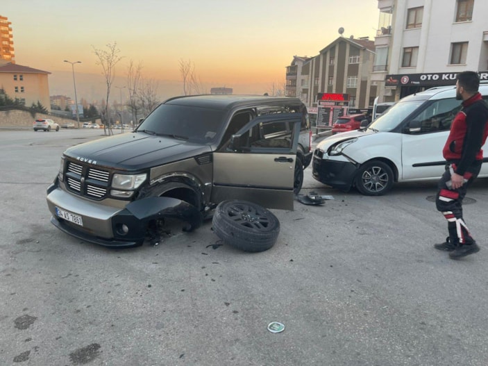 Ankara'da hafif ticari araç, cipe çarptı