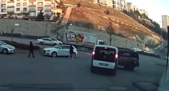 Ankara'da hafif ticari araç, cipe çarptı