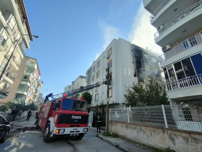i Antalya’da kedisi yangında telef olan genç kız gözyaşlarına boğuldu