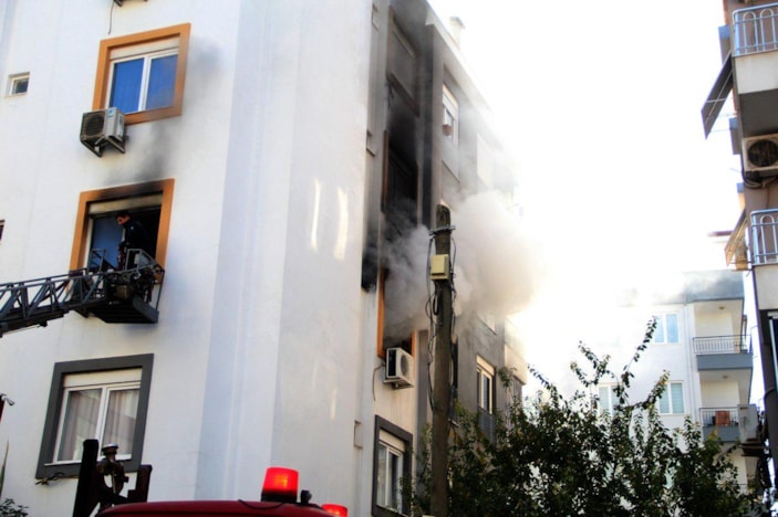 i Antalya’da kedisi yangında telef olan genç kız gözyaşlarına boğuldu