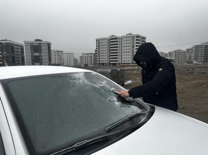 Doğu Anadolu'da sıcaklıklar sıfırın altına düştü: Buz tuttu