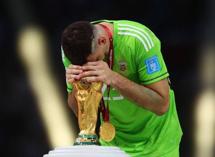 Emiliano Martinez, madalyasını bekçi köpeğine emanet etti