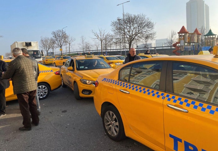 Taksimetre ayarları hatalı yapılan taksiciler şirket önünde sabahladı -4