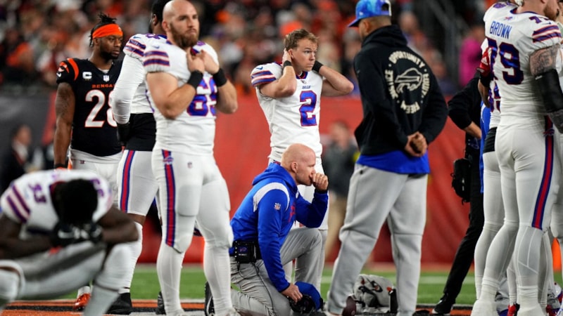 Damar Hamlin'in NFL maçında kalbi durdu 