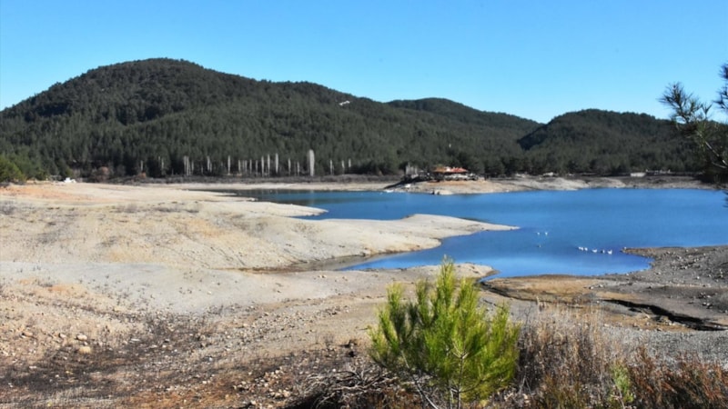 Muğla'daki Ula Göleti 50 metre çekildi