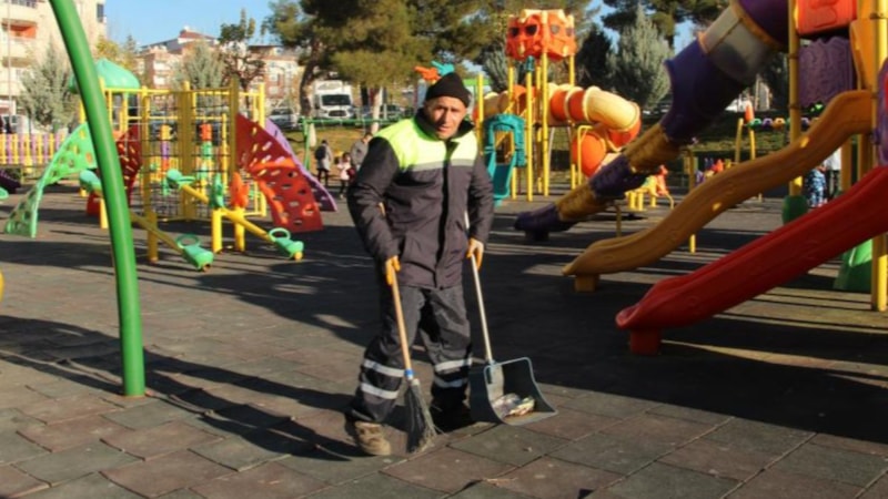 Siirt'te temizlik işçisi şarkılar söyleyerek işini yapıyor 