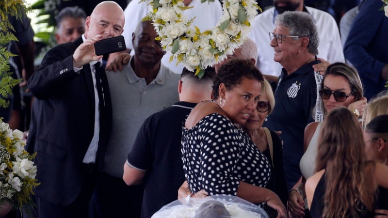Gianni Infantino, Pele'nin tabutu başında selfie çekti