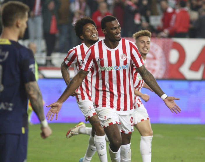 Fenerbahçe, Antalyaspor'u mağlup etti