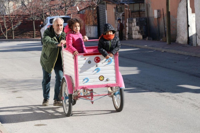 Çocuklarına hem annelik hem babalık yapıyor -1