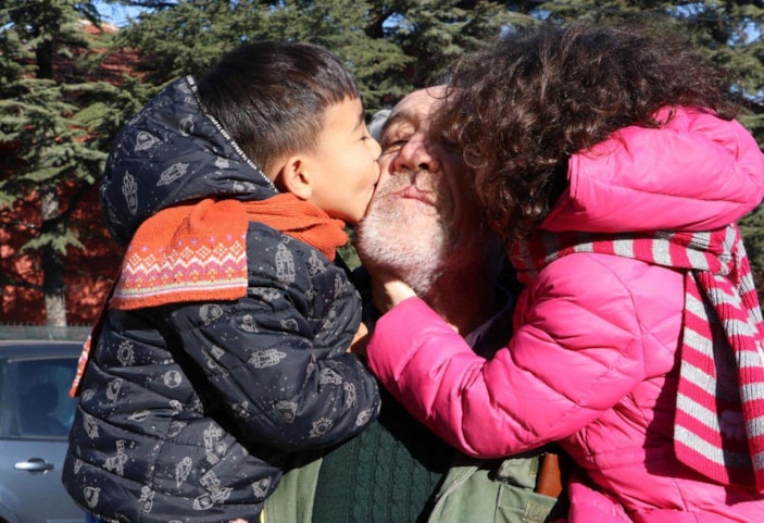 Çocuklarına hem annelik hem babalık yapıyor -10