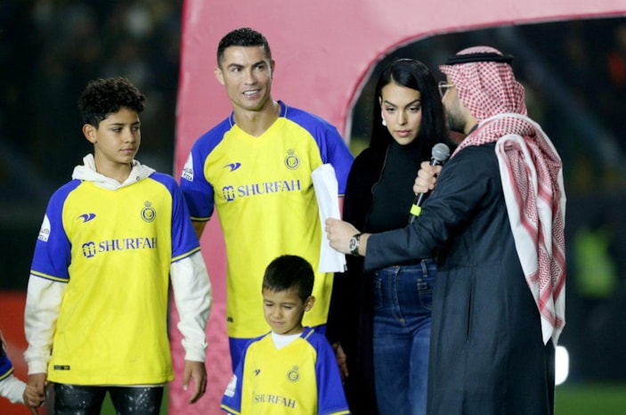 r Cristiano Ronaldo, Al Nassr ile sözleşme imzaladı
