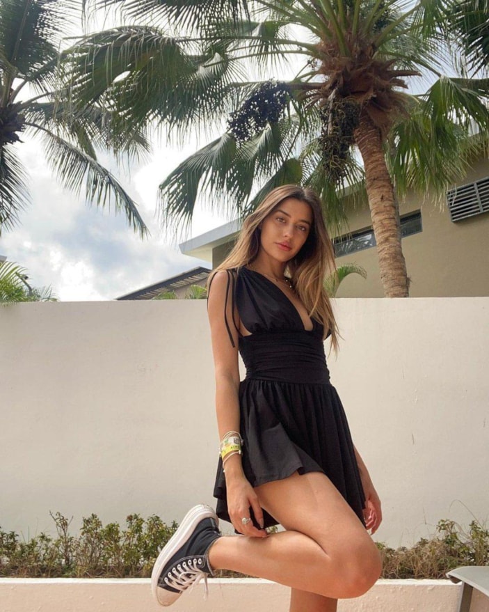 Aleyna Elibol pozlarıyla dikkat çekti