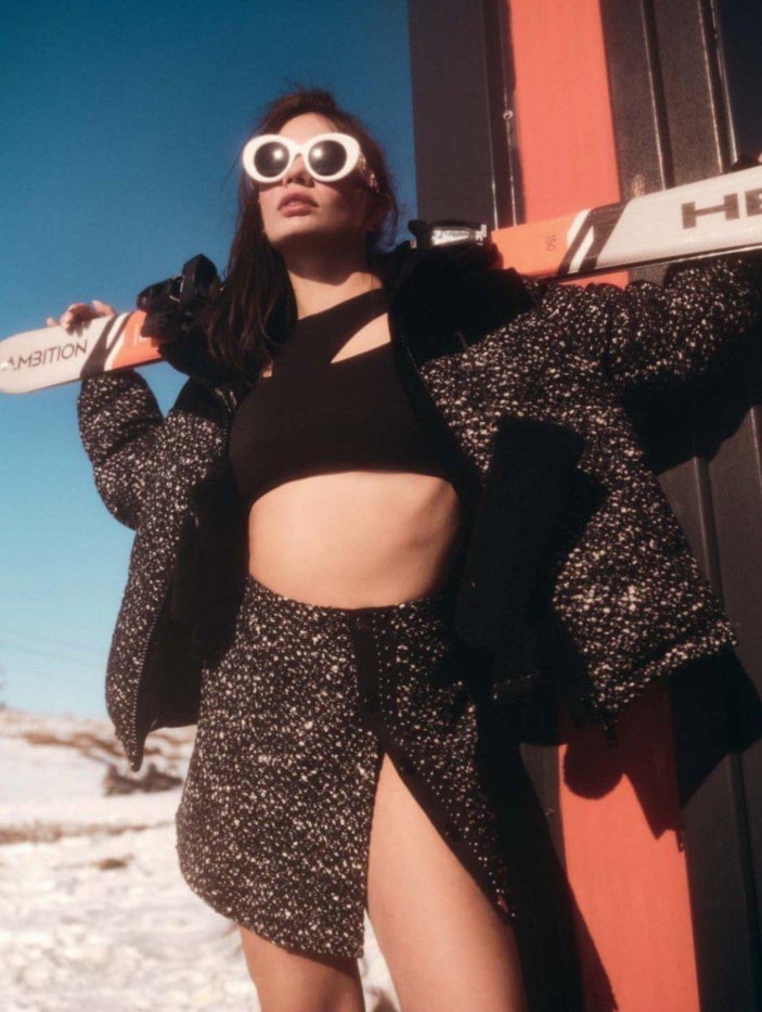 Demet Özdemir, karlar içinde mayolu poz verdi