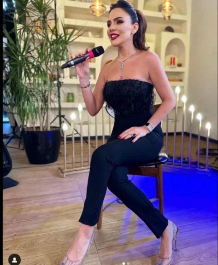 Buket Aydın, şarkı söyledi