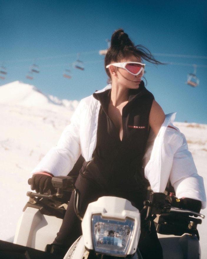 Demet Özdemir, karlar içinde mayolu poz verdi