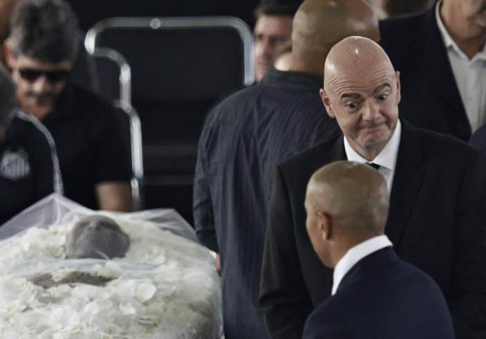 Gianni Infantino, Pele'nin tabutu başında selfie çekti