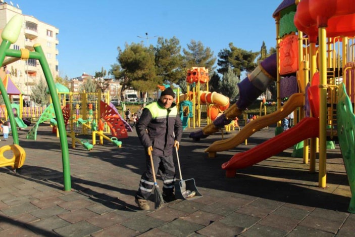 Siirt'te temizlik işçisi şarkılar söyleyerek işini yapıyor 