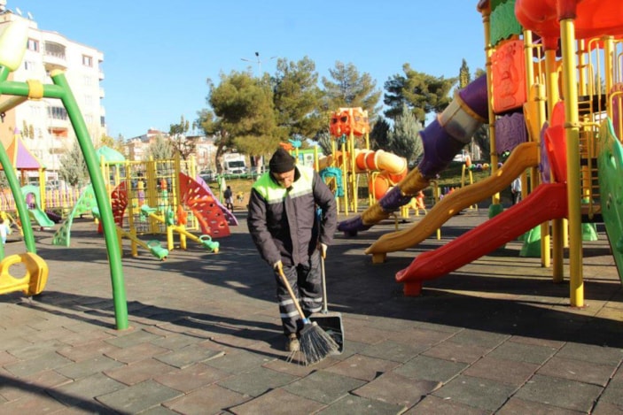 Siirt'te temizlik işçisi şarkılar söyleyerek işini yapıyor 