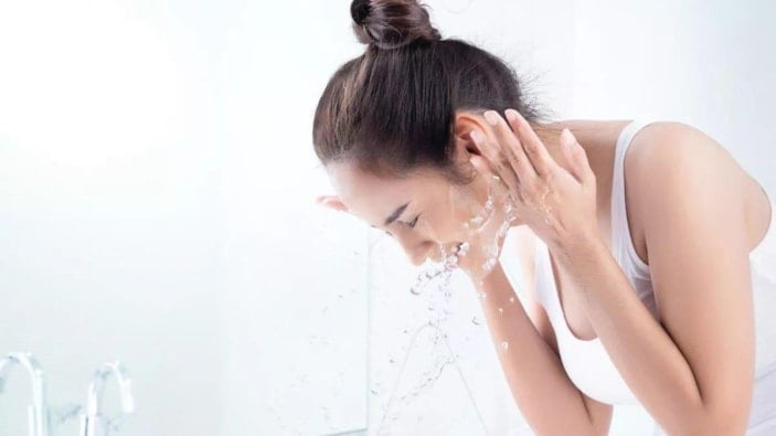 Yüzünüzü tuzlu su ile yıkayın ve sonucu görün! Etkisine inanamayacaksınız