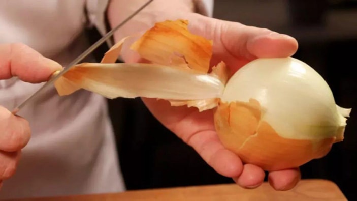 Soğan kabuklarını sakın çöpe atmayın! Meğer o hastalıkların dermanıymış...