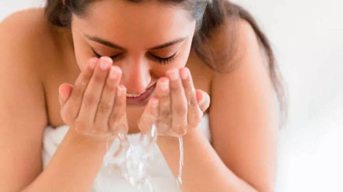 Yüzünüzü tuzlu su ile yıkayın ve sonucu görün! Etkisine inanamayacaksınız