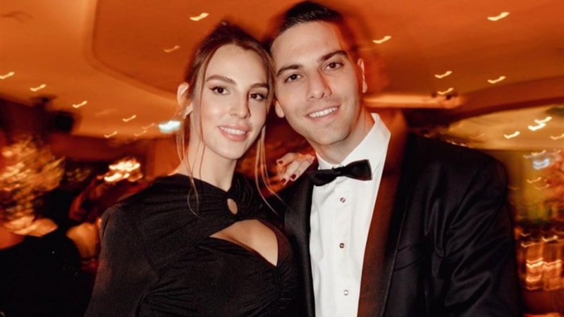 Eşi, Aslışah Alkoçlar'ı hediyeye boğuyor