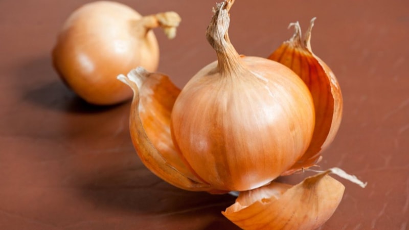 Soğan kabuklarını sakın çöpe atmayın! Meğer o hastalıkların dermanıymış...