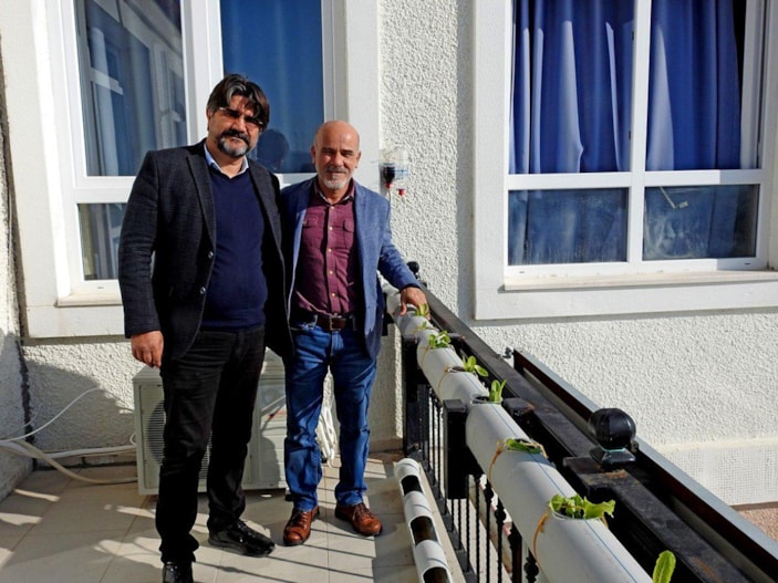 Çeşmeli öğrenciler, topraksız tarım yapmaya başladı