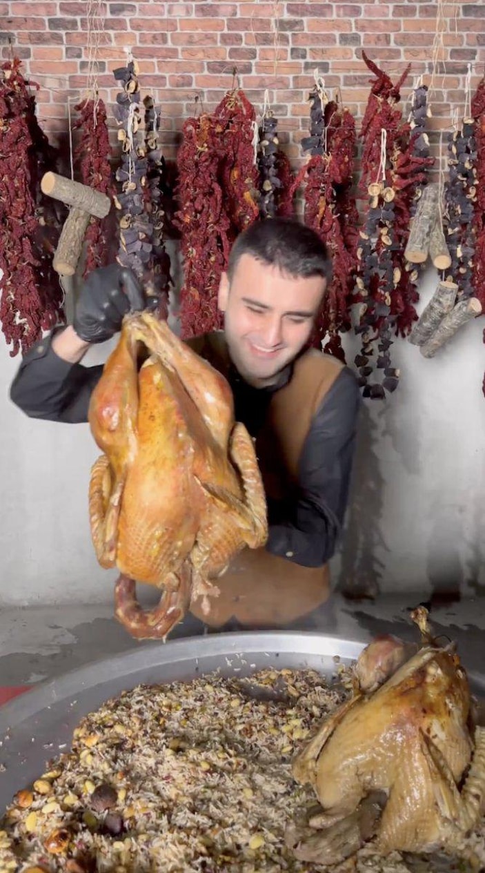 Czn Burak'tan yılın ilk yemeği paylaşımı