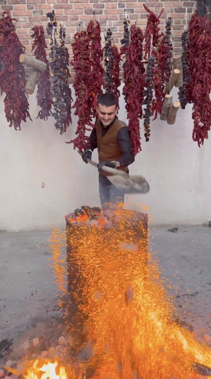 Czn Burak'tan yılın ilk yemeği paylaşımı
