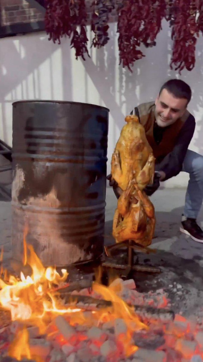 Czn Burak'tan yılın ilk yemeği paylaşımı