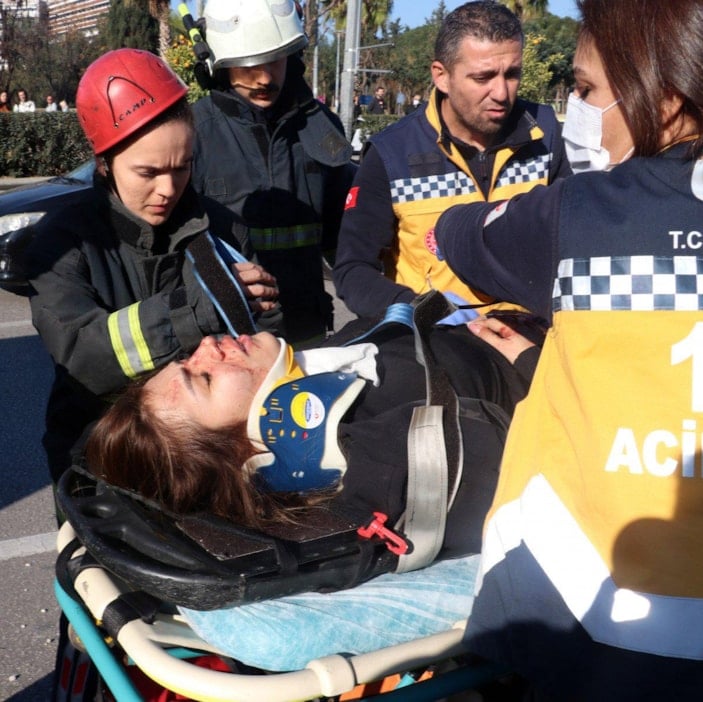 Antalya'da feci kaza: Bariyer otomobilin motor kısmından girip kapıdan çıktı