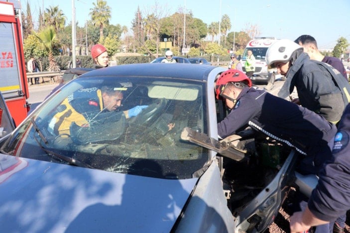 Antalya'da feci kaza: Bariyer otomobilin motor kısmından girip kapıdan çıktı