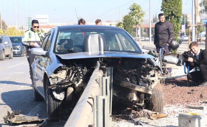 Antalya'da feci kaza: Bariyer otomobilin motor kısmından girip kapıdan çıktı