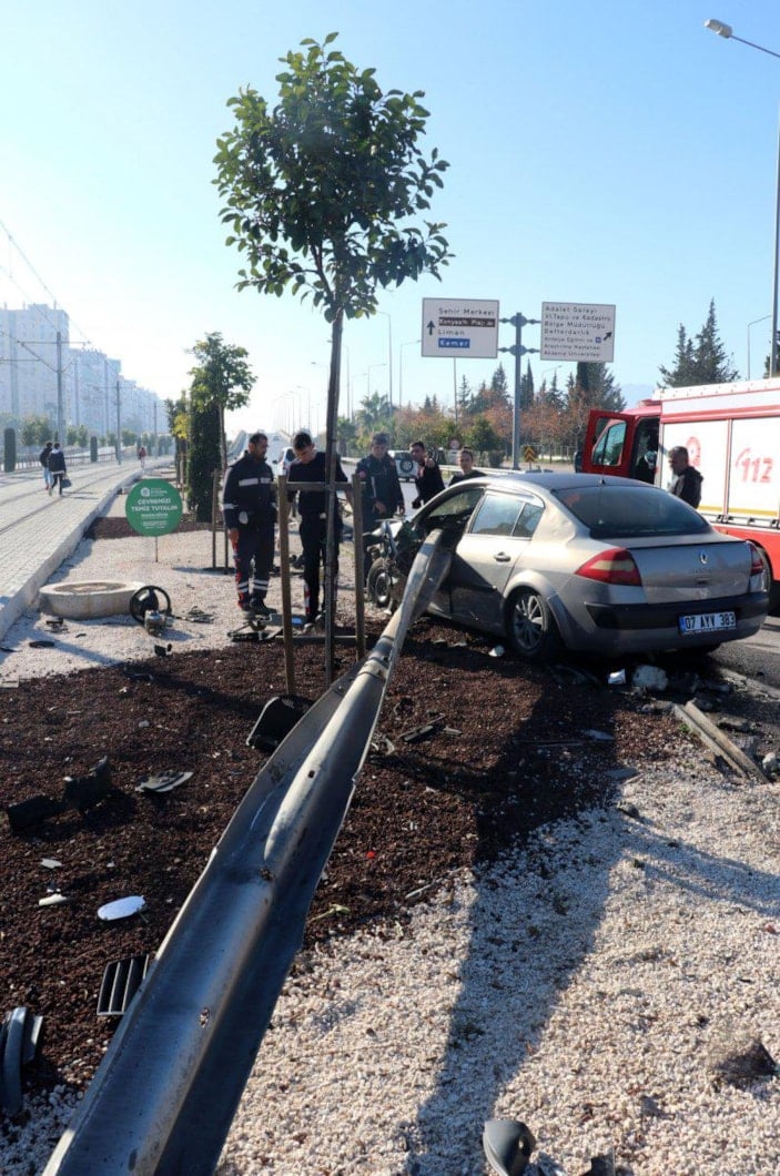 Antalya'da feci kaza: Bariyer otomobilin motor kısmından girip kapıdan çıktı