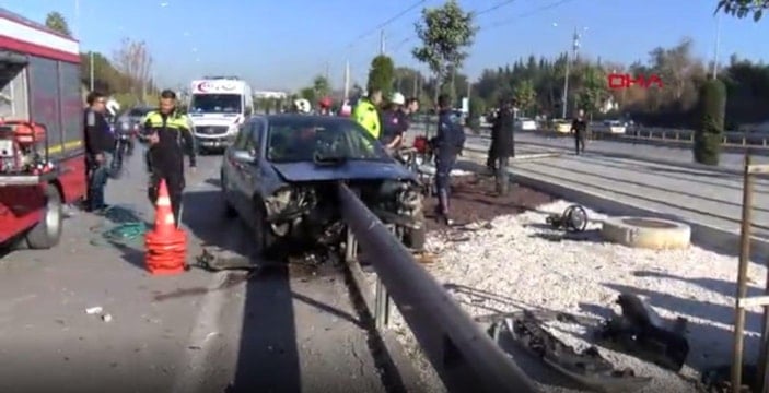 Antalya'da feci kaza: Bariyer otomobilin motor kısmından girip kapıdan çıktı