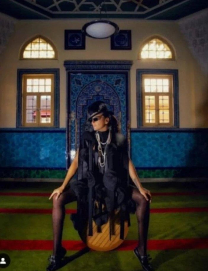 Eda Taşpınar'ın camideki pozu, Osman Hamdi'nin tablosuna benzetildi