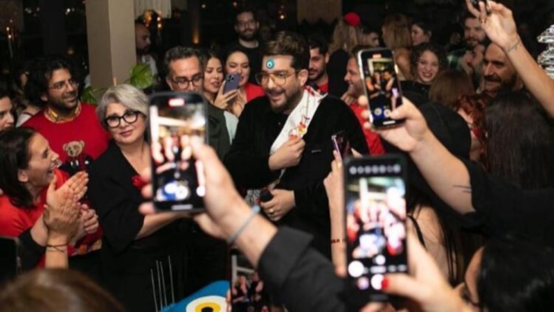 Enis Arıkan'a 56 adet altın takıldı