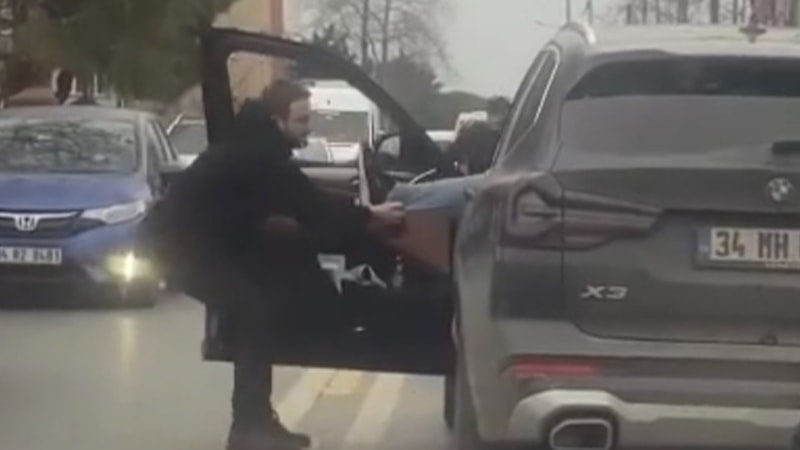 Sarıyer'deki trafikte tekmeler konuştu