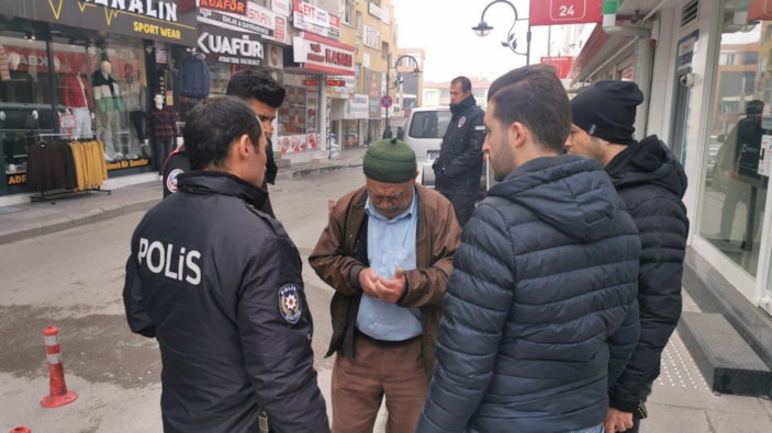 Aksaray'da yaşlı adamı 77 bin 300 lira dolandırdılar